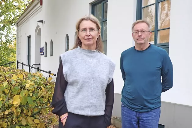 A photo of Karin Aggestam and Ronny Berndtsson standing in front of the CMES building